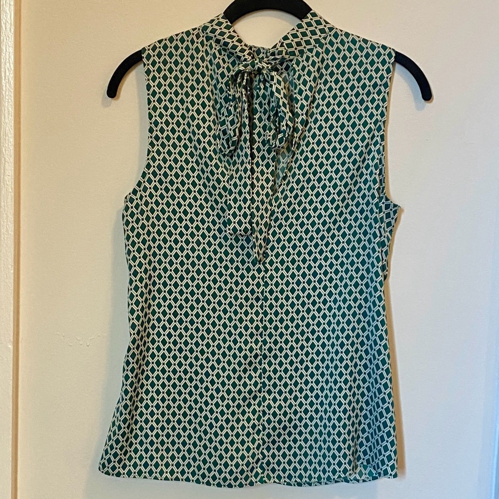 Green Geometric Sleeveless Top with super cute tie neck - Picture 2 of 4